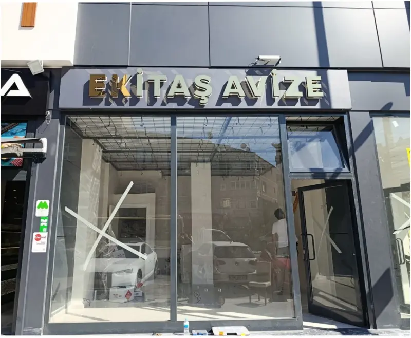 Antrasit panel üzerinde koruma filmi henüz sökülmemiş altın harfler, montaj günü