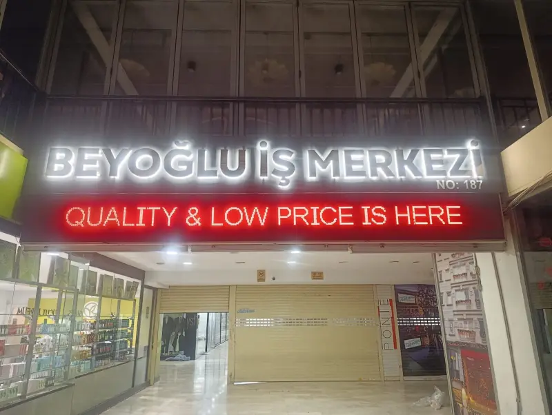 İş merkezi girişinde gece yanan beyaz ışıklı kutu harfler
