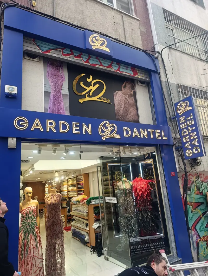 Lacivert kompozit cephede altın ayna harfler, logo ve yanda dikey fener tabela