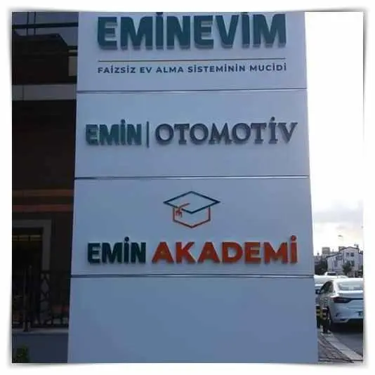 Üç bölmeli beyaz totem tabela